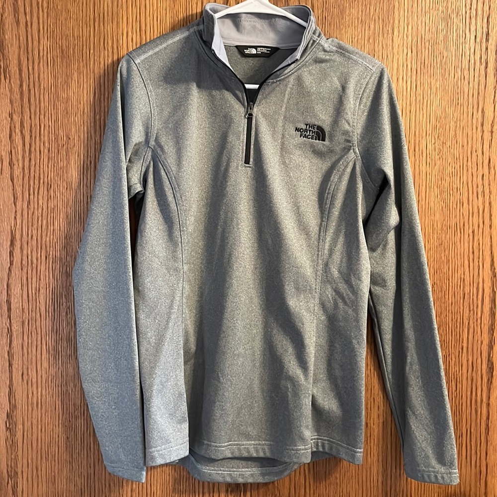Woman’s north face quarter zip sweatshirt
